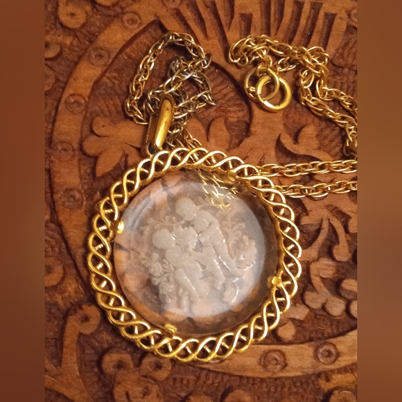 Trifari Crown Signed Vintage Gold Tone Gemini Intaglio Pendant Necklace - Picture 3 of 7